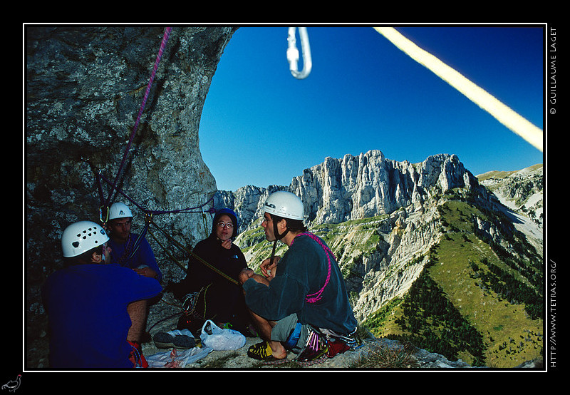 Mont Aiguille : Une grotte confortable à mi-voie dans la Tour des Gémaux, au Mont Aiguille. 
Vue panoramique sur les rochers du Parquet et le pas de la Selle