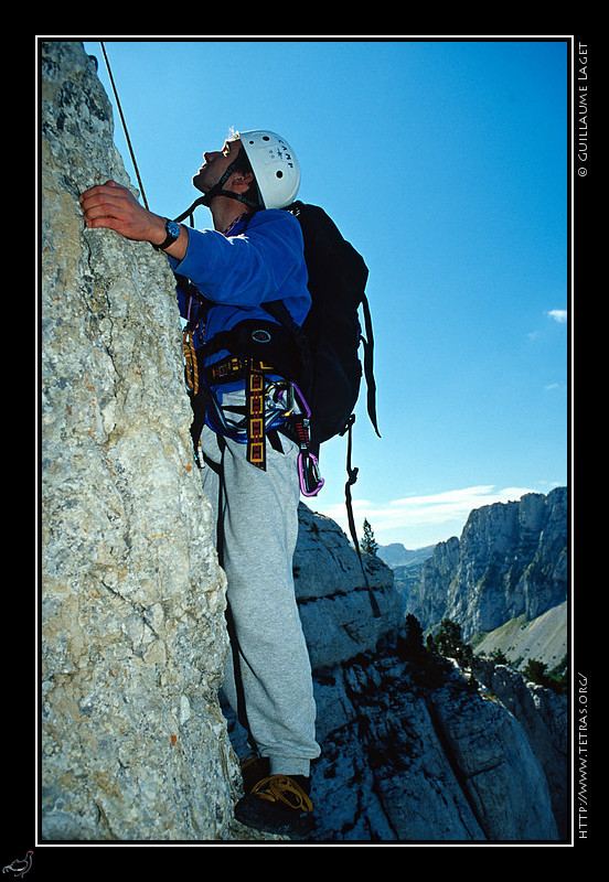 Mont Aiguille : Le pas délicat dans l'ascension de la Tour des Gémaux : quelques mètres un peu délités mais 
bien protégés