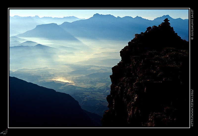 Mont Aiguille : Cairn sommital au Mont Aiguille et Trièves sous les brumes au soleil levant