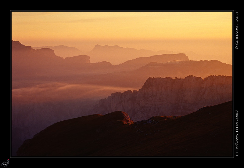 Mont Aiguille : Coucher de soleil brumeux sur le sud des Hauts-Plateaux du Vercors. 
Une succession de crêtes : le Mont Aiguille, les rochers du Parquet, le Glandasse, les Trois Becs, ...