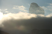 Vercors : Le sommet du Mont Aiguille au dessus des nuages