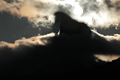 Vercors : Le soleil se couche derriere le Mont Aiguille et les nuages