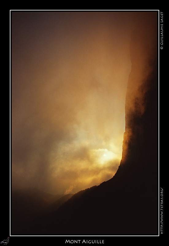 Mont Aiguille : Les nuages laissent apparaître furtivement le soleil le long du pilier nord-est du Mont Aiguille
 
