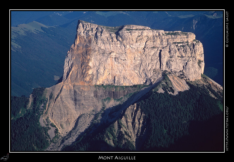 Mont Aiguille : La face nord-ouest du Mont, vue depuis les Hauts-Plateaux.  On devine sur
 la partie gauche la zone fracturée où se faufilent la majorité des voies faciles
 permettant l'accés au sommet
 
