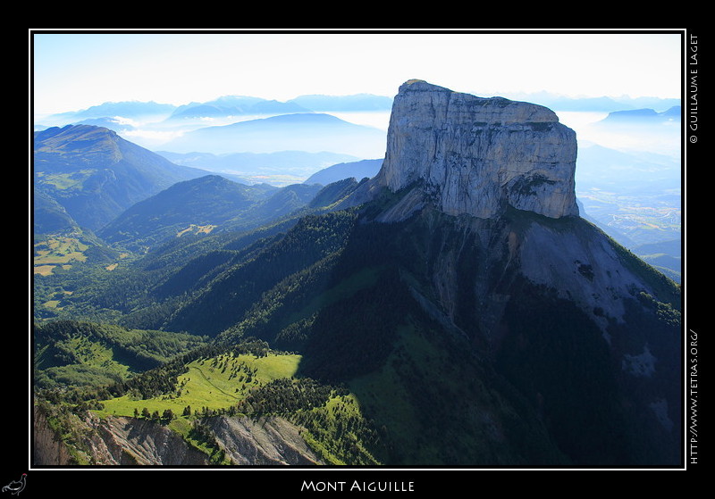 Mont Aiguille : Le col de l'Aupet et la longue face nord-ouest du sommet, vus depuis les rochers du Parquet
 
