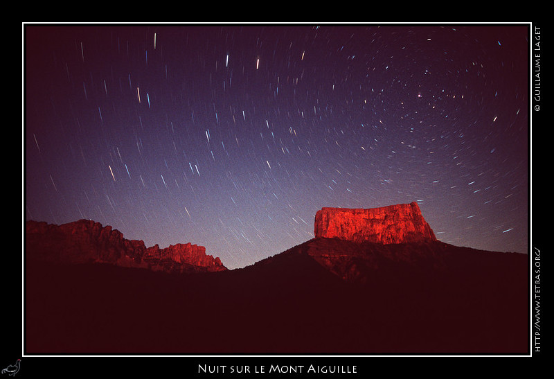 Mont Aiguille : Vue nocturne, les étoiles semblent tourner au dessus du sommet autour de l'étoile polaire
 
