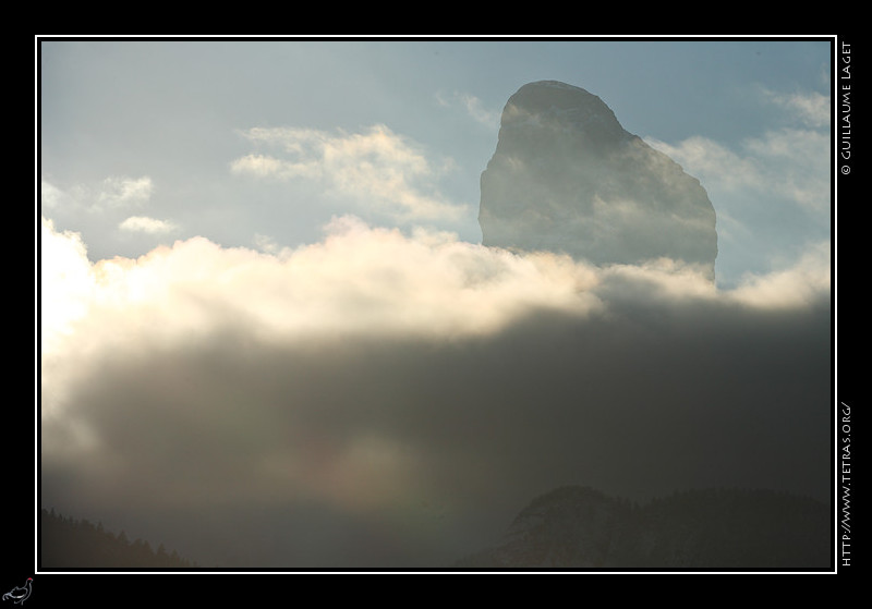 Mont Aiguille : Le sommet émergent des brumes, vu depuis le Trièves 
