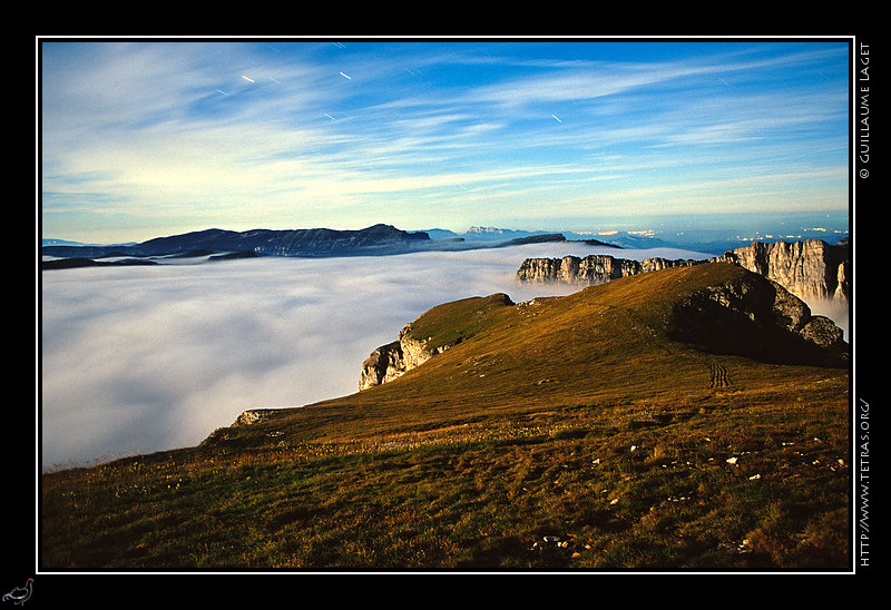 Mont Aiguille : La lune éclaire le sommet du Mont Aiguille, les Hauts-Plateaux du Vercors et la mer de nuages
