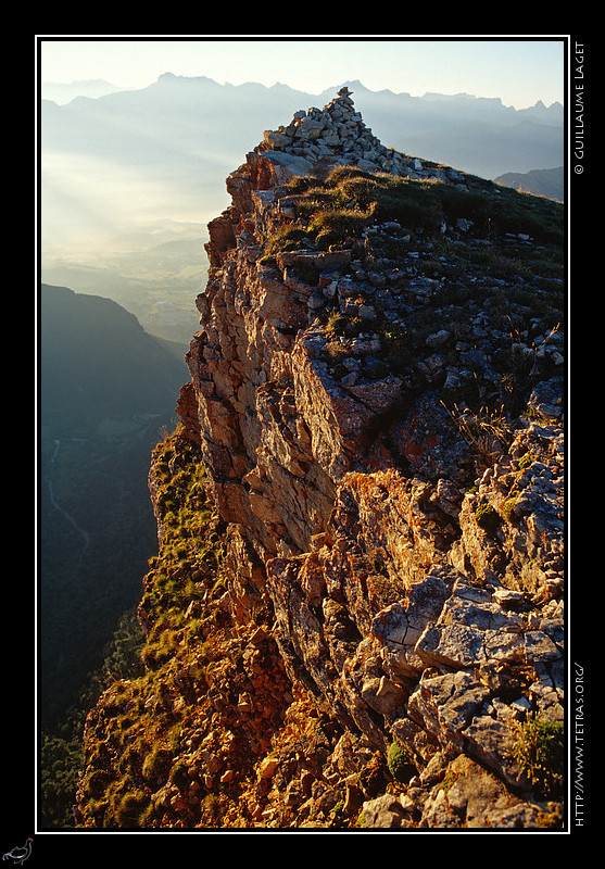 Mont Aiguille : Un cairn marque le sommet actuel du Mont Aiguille. A gauche, les roches instables laissées par 
l'éboulement, dans les années 40, du sommet d'alors