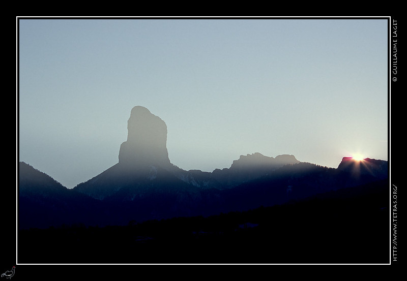 Mont Aiguille : Coucher de soleil derrière les rochers du Parquet et le Mont Aiguille 
