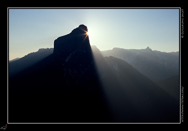 Mont Aiguille : Silhouette du sommet à contre-jour depuis le Goutaroux 
