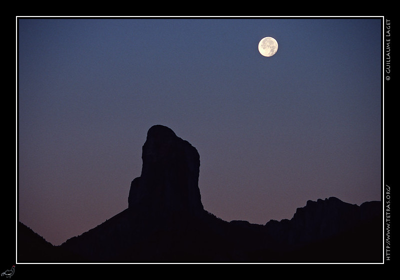 Mont Aiguille : Lune et Mont Aiguille, en fin de nuit 
