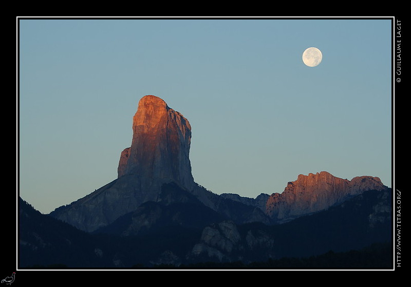 Mont Aiguille : Premiers rayons du soleil levant alors que la lune se couche derrière les sommets
 
